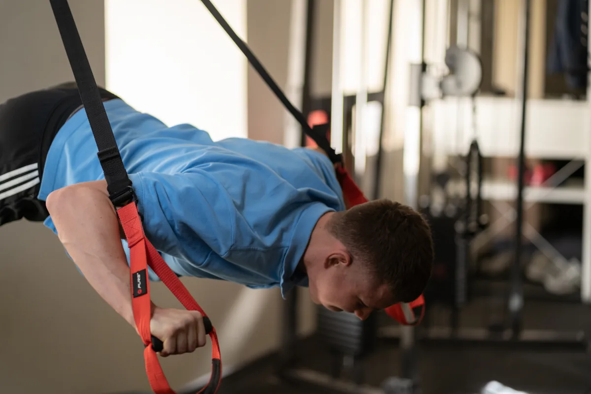 HIIT treniruotės Kaune 2–4 žmonių grupėje: pritaikytas krūvis, širdies ritmo stebėjimas ir individualūs tempimai